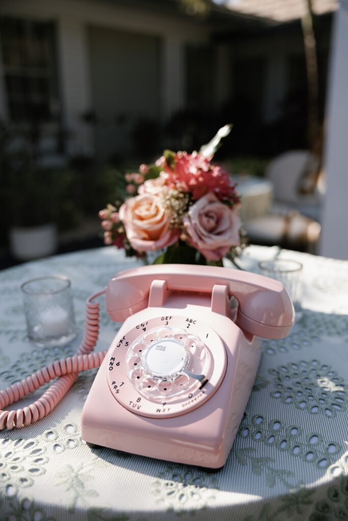Port Royal Wedding | Priscila Del Cristo Photo Vintage pink telephone from elegant port royal wedding.