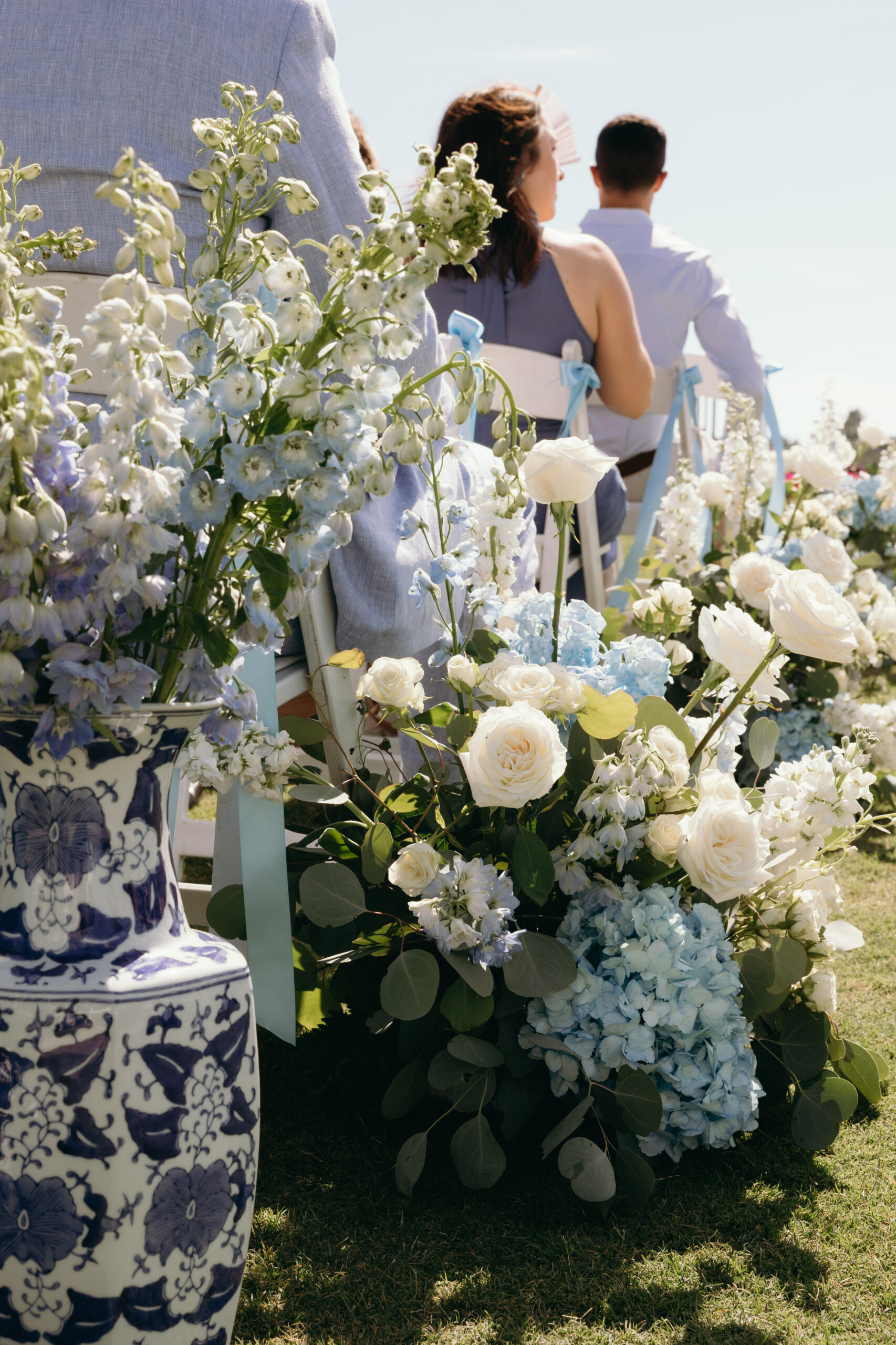 white and blue flower decor at one of the best outdoor wedding venues in naples, fl
