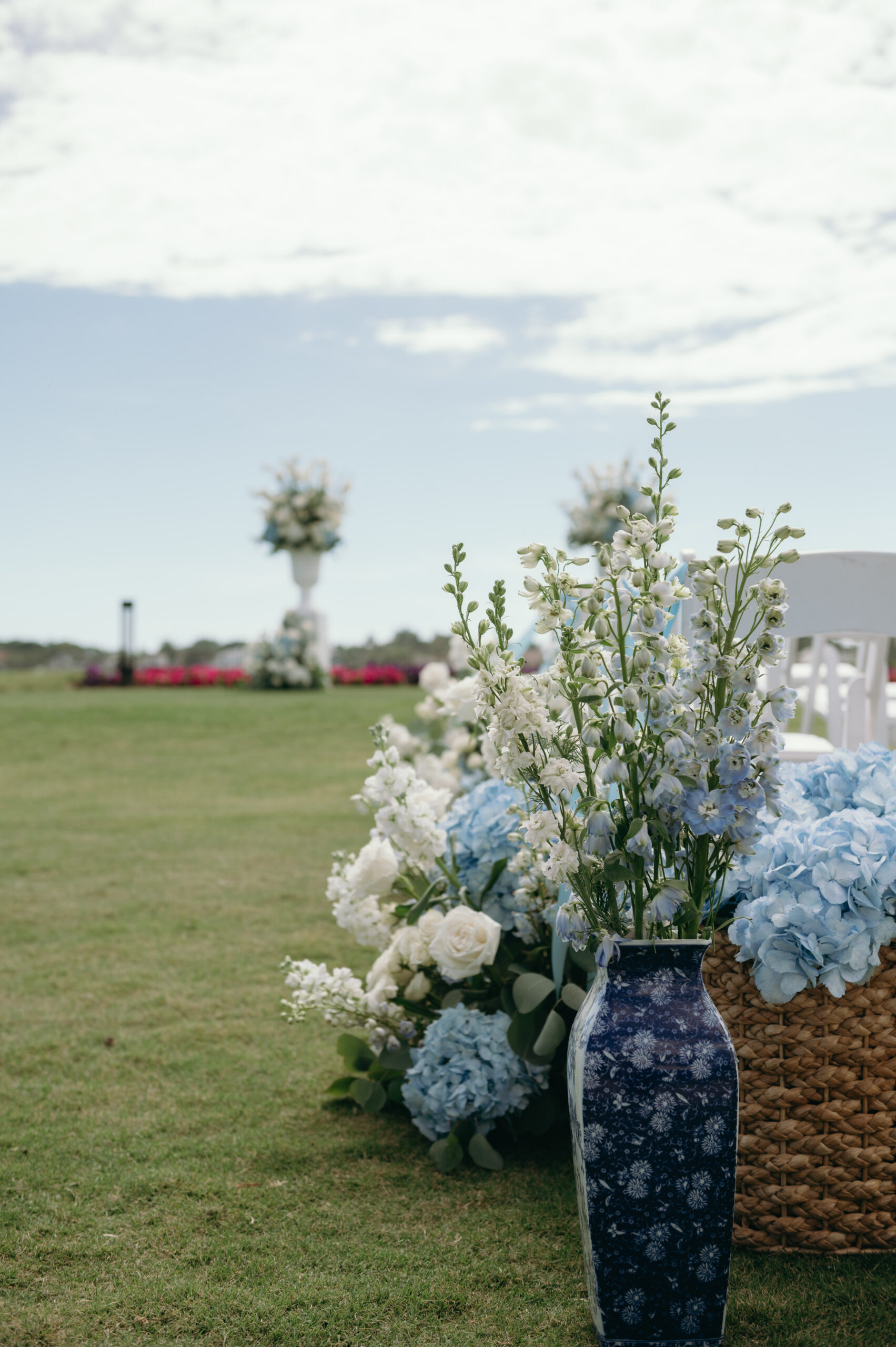 white and blue flower decor at one of the best outdoor wedding locations in naples, fl