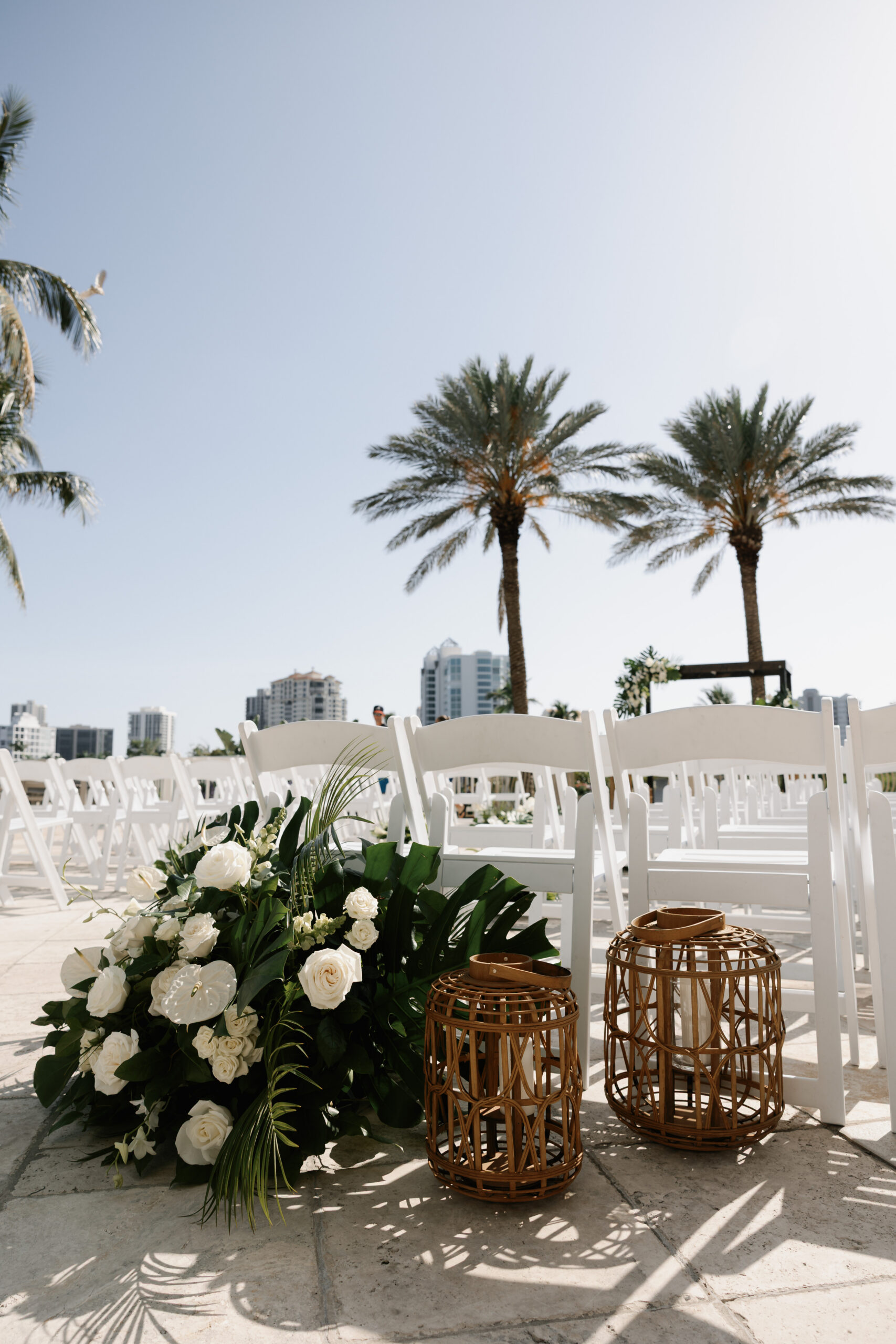 green and white minimalistic outdoor floral arrangement by a top naples wedding florist